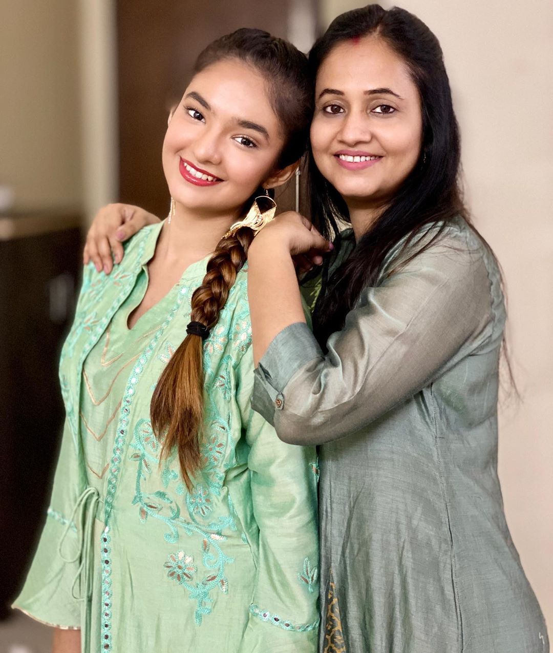 Anushka Sen with her mother